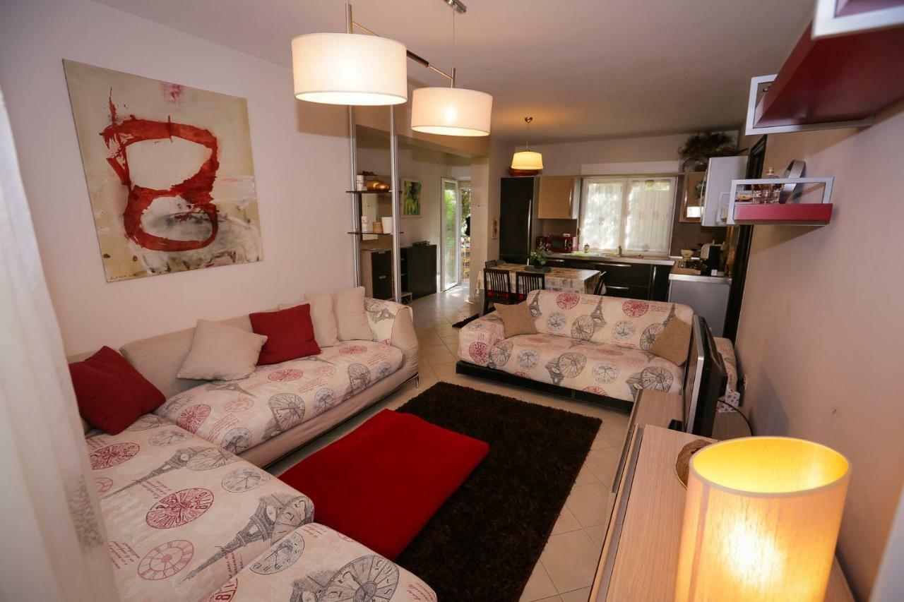 Pine-Tree Apt W/ Private Garden 50 M From The Sea Golem  Eksteriør billede