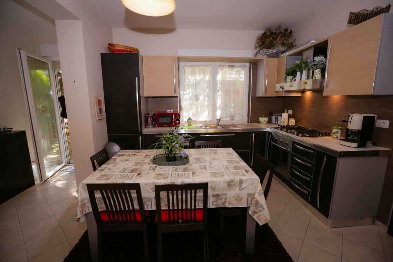Pine-Tree Apt W/ Private Garden 50 M From The Sea Golem  Eksteriør billede