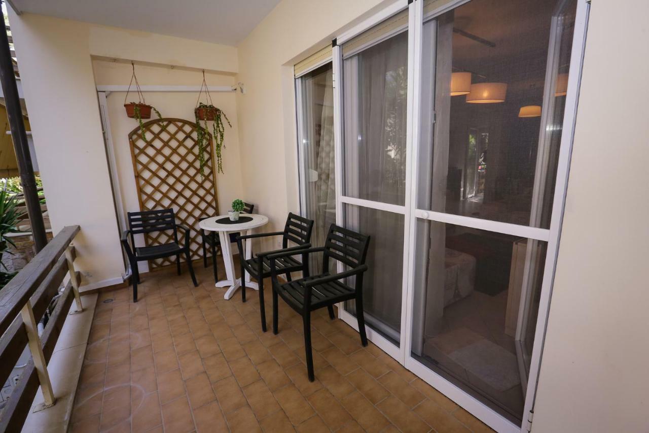 Pine-Tree Apt W/ Private Garden 50 M From The Sea Golem  Eksteriør billede